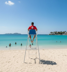 Sauveteur assis sur la chaise de surveillance plage