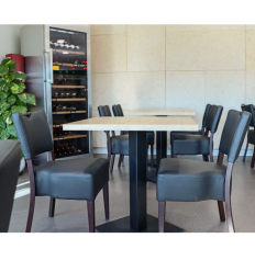 Chaise verone velours noir dans un restaurant