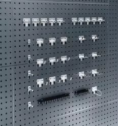 Crochet panneau perforé