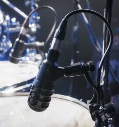 Micro dynamique pour instrument à basse fréquence