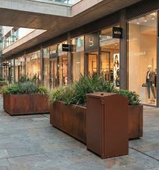 Mise en situation Abri conteneurs poubelles simple moderne aspect Corten