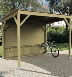Mise en situation abri vélo collectivité en bois pour 5 vélos avec bardage de fond
