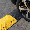 Photo : Ralentisseur routier 50 mm voie privée (fixations incluses) 0,5 mètre - Sans embouts ronds