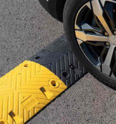 Ralentisseur jaune et noir routier 70 mm de hauteur