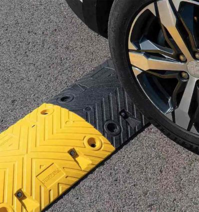 Ralentisseur jaune et noir routier 70 mm de hauteur