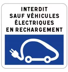 Panneau d'interdiction de stationner sauf véhicules électriques en rechargement