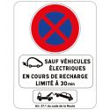 Photo : Panneau d'arrêt et stationnement interdits B6D avec mise en fourrière (Art. 37.1)