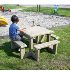 Table extérieur pour enfant en plastique recyclé grise en situation