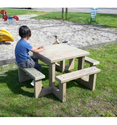 Table extérieur pour enfant en plastique recyclé grise en situation