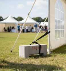 bloc de lestage béton 150 kg lors d'un événement