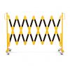 Barrière extensible industrielle jaune et noir ouverte 
