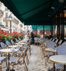 Chaise textilène avec structure en aluminium sur terrasse de restaurant
