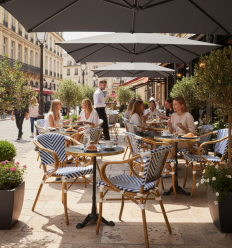 Fauteuil en textilène avec structure en aluminium sur terrasse de restaurant
