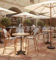 Chaise haute en textilène sur terrasse de restaurant