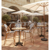 Chaise haute en textilène sur terrasse de restaurant