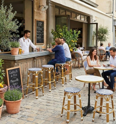 Tabouret de bar sur terrasse extérieure