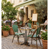 Chaise bistrot aluminium et rotin naturel sur terrasse de restaurant