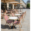 Chaises bistrot beige et bordeaux sur terrasse de restaurant
