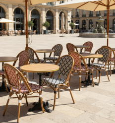 Chaises bistrot bicolore sur terrasse de restaurant
