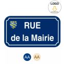 Photo : Plaque émaillée personnalisée avec Blason ou Logo Fixation murale : 450 x 250 mm - Plaque bleue - texte blanc 9003 - Helvetica Bold - 1 à 3 couleurs