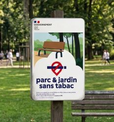 Panneau Emplacement Fumeur en situation dans un parc