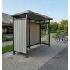 Mise en situation Abribus en acier 1 côté en tôle aluminium et 1 côté en polycarbonate