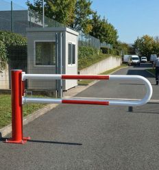 Barrière d'accès pivotante modèle standard mise en situation
