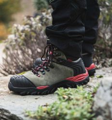 Chaussures de sécurité multi-usage en action sur rocher