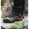 Chaussures de sécurité multi-usage en action sur rocher