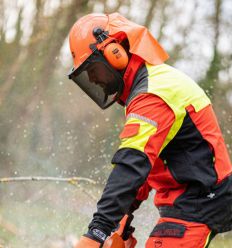 Casque complet forestier en action sur terrain