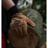 Gant débardage - élagage - Solidur en action portant une bûche de bois