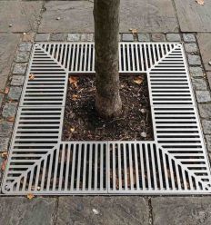 Grille d'arbre carré en acier mise en situation