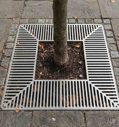 Grille d'arbre carré en acier mise en situation 