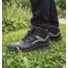 Chaussures de sécurité paysagiste S7 montantes en action dans un jardin