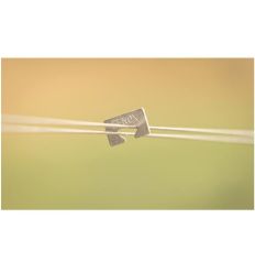 Maintien des fils par l'agrafe aluminium pour vigne