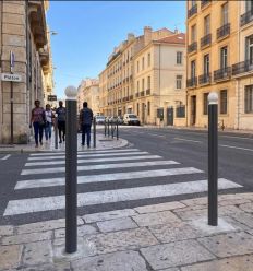 Mise en situation potelet Haute Visibilité PMR - boule gris Procity