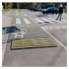 Vue éloignée du ralentisseur pour vélos et trottinettes