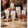 Dîner avec verres à champagne plastique