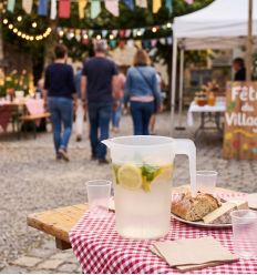 Pichet réutilisable lors d'une fête de village