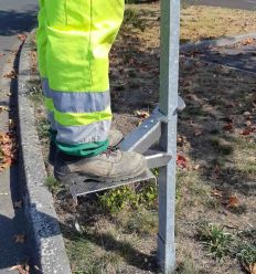 Monte Panneau - Marche Pied en action avec une personne dessus