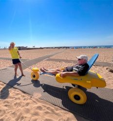 Fauteuil PMR plage sur tapis d'accès