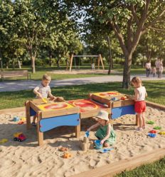 Table à bacs à sable dans une aire de jeux pour enfants