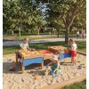 Table à bacs à sable dans une aire de jeux pour enfants