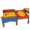 Zoom sur une table à bacs à sable pour enfants en bois