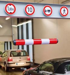 Limiteur de hauteur suspendu dans un parking souterrain