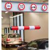 Limiteur de hauteur suspendu dans un parking souterrain