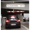 Deux limiteurs de hauteur réfléchissants à l'entrée d'un parking souterrain