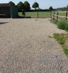Dalles anti boue installées dans un paddock