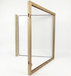 Vitrine d'affichage murale en bois pour extérieur ouverte sur la gauche