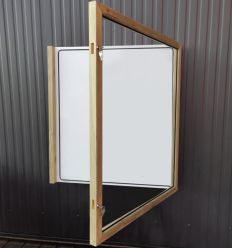 Vitrine d'affichage d'extérieur en bois ouverte sur la gauche